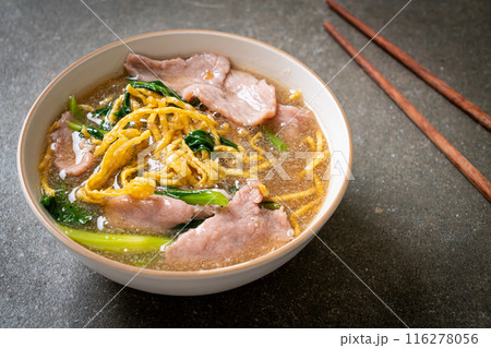 Crispy noodles with Pork in Gravy Sauce 116278056