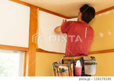 住宅のクロスを張り替える職人 116278180