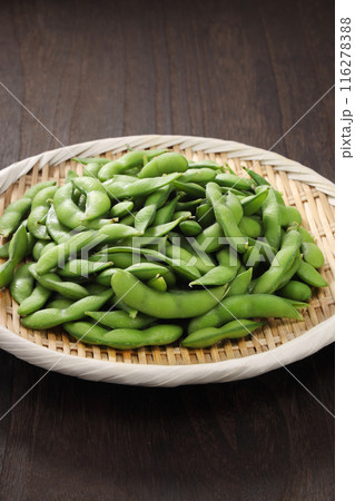 ザルに盛られた新鮮な枝豆 116278388