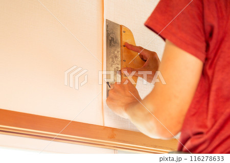 住宅のクロスを張り替える職人 116278633