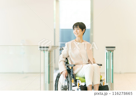 車椅子に乗ったスーツの女性 116278665