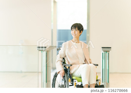 車椅子に乗ったスーツの女性 116278666
