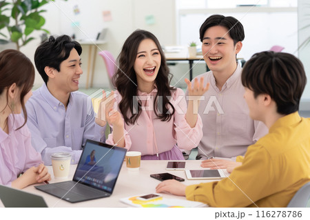 良いアイデアが次々に出て盛り上がるミーティング_2 116278786