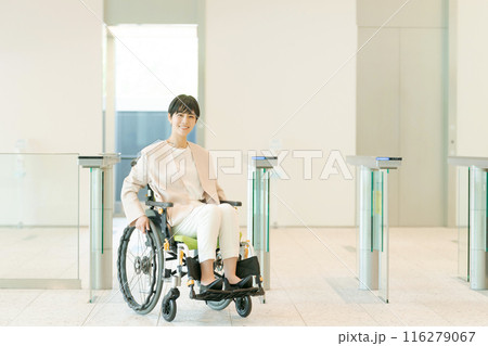 車椅子に乗ったスーツの女性 車椅子に乗ったスーツの女性 116279067