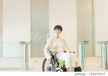 車椅子に乗ったスーツの女性 116279337