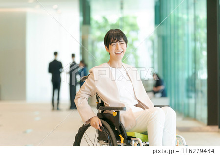 車椅子に乗った働く女性 車椅子に乗った働く女性 116279434