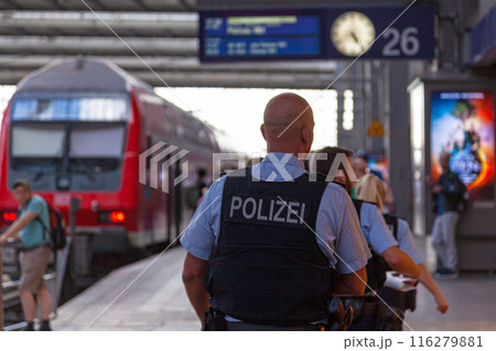 Police officers at the Munich main railway station 116279881