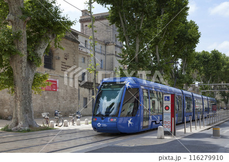 Tramway in the old town of Montpellier 116279910