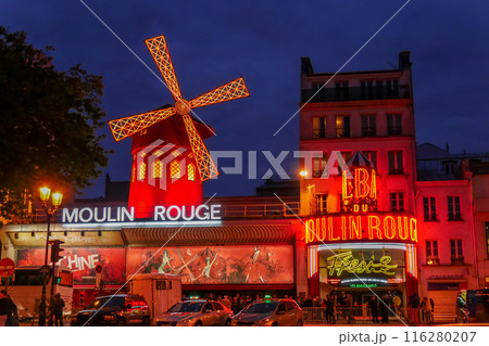 ムーラン・ルージュのライトアップ（フランス・パリ） 116280207