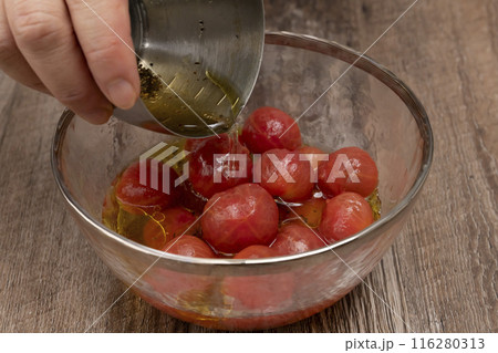 プチトマトのマリネ　マリネ液を混ぜる 116280313