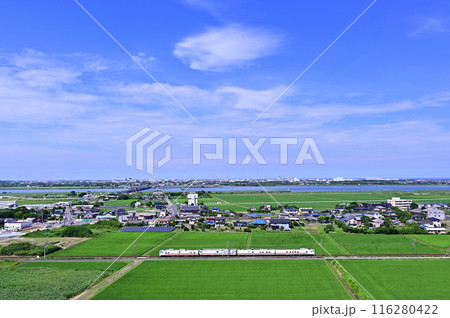 青空の広がる田園地帯と田園風景の中を走るE491系総合検測車両 116280422