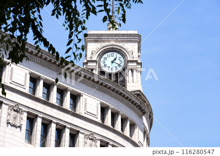 和光ビルと青空と街路樹 116280547