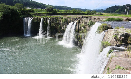 大分県豊後大野市の「原尻の滝」は東洋のナイアガラとも呼ばれる滝である。 116280835