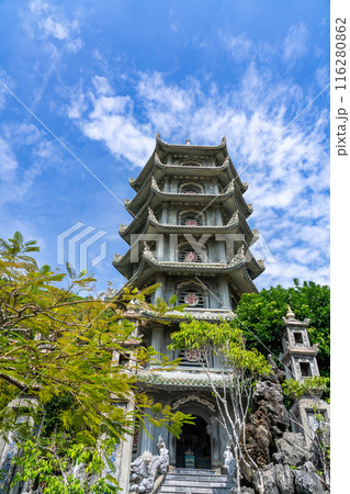 ベトナムダナンのマーブルマウンテンと呼ばれる大理石で出来ている五行山山頂のサーロイ塔 ベトナムダナンのマーブルマウンテンと呼ばれる大理石で出来ている五行山山頂のサーロイ塔 116280862