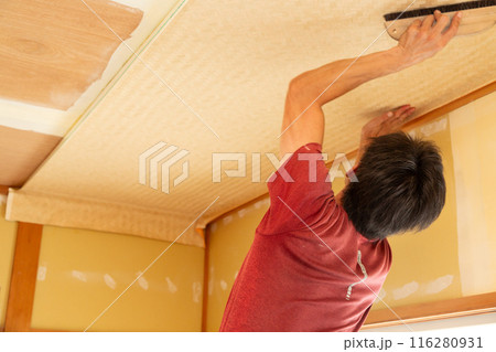 住宅のクロスを張り替える職人 116280931