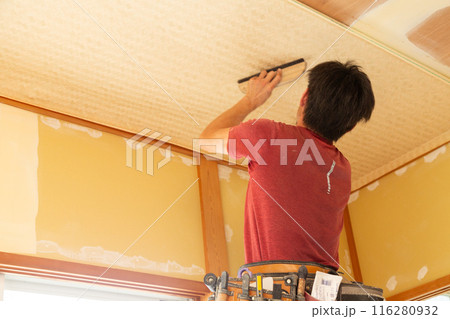 住宅のクロスを張り替える職人 住宅のクロスを張り替える職人 116280932