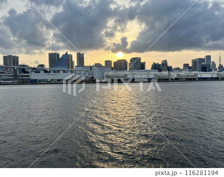 夕日に照らされる東京湾と臨海都市 116281194