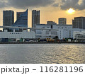 夕日に照らされる東京湾と臨海都市 116281196