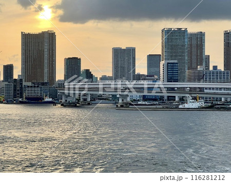 夕日に照らされる東京湾と臨海都市 116281212