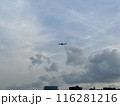 上空を飛ぶ飛行機 116281216