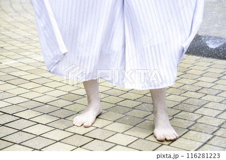 公園の噴水で涼む女性の足元【パーツカット】 116281223