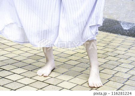 公園の噴水で涼む女性の足元【パーツカット】 116281224