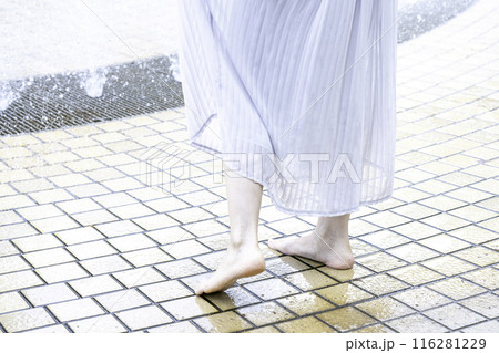 公園の噴水で涼む女性の足元【パーツカット】 116281229