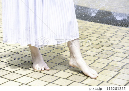 公園の噴水で涼む女性の足元【パーツカット】 116281235
