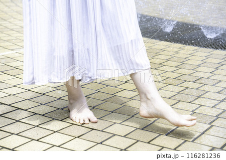 公園の噴水で涼む女性の足元【パーツカット】 116281236