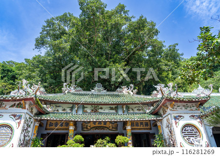 ベトナムダナンのマーブルマウンテンと呼ばれる大理石で出来ている五行山山頂の門 116281269