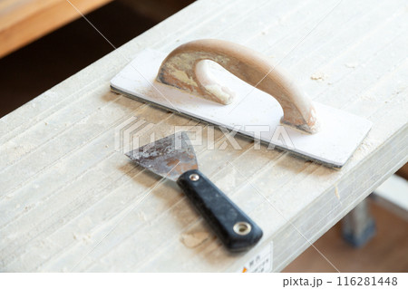 住宅のクロスを張り替える職人の道具 116281448