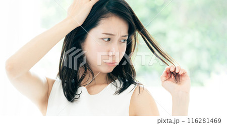 髪の傷みが気になる若い女性 116281469