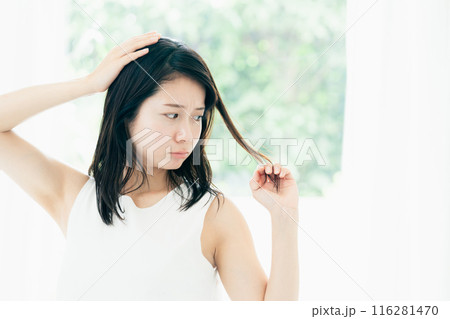 髪の傷みが気になる若い女性 髪の傷みが気になる若い女性 116281470