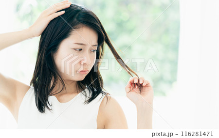 髪の傷みが気になる若い女性 116281471