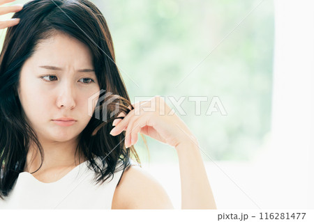 髪の傷みが気になる若い女性 116281477