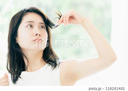 髪の傷みが気になる若い女性 116281482