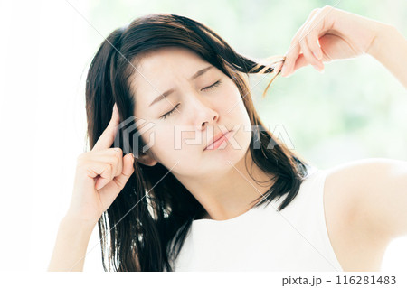 髪の傷みが気になる若い女性 116281483