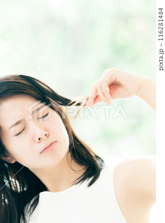 髪の傷みが気になる若い女性 116281484