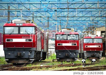 車両基地で並ぶEH500形電気機関車(46号機・48号機・68号機) 車両基地で並ぶEH500形電気機関車(46号機・48号機・68号機) 116281606