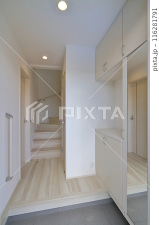 新築住宅　玄関ホール 116281791