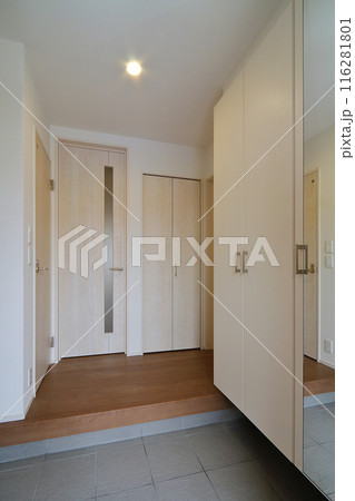 新築住宅 玄関ホール 新築住宅 玄関ホール 116281801