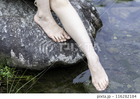 川で涼む女性の足元【パーツカット】 川で涼む女性の足元【パーツカット】 116282184