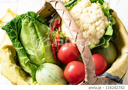 カゴいっぱいに、とれたて野菜！北海道ニセコ産　地産地消で野菜料理 116282782