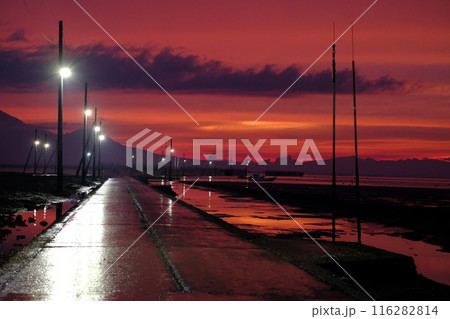 夕焼けに染まる海床路 116282814