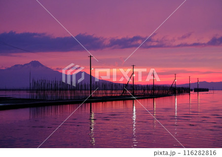 夕暮れ空の海床路 116282816