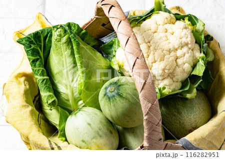 カゴいっぱいに、緑の野菜！北海道ニセコ産　地産地消で野菜料理 116282951