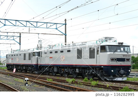 車両基地に停車する2重連のEF510形電気機関車 116282995