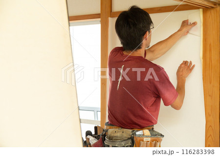 住宅のクロスを張り替える職人 116283398