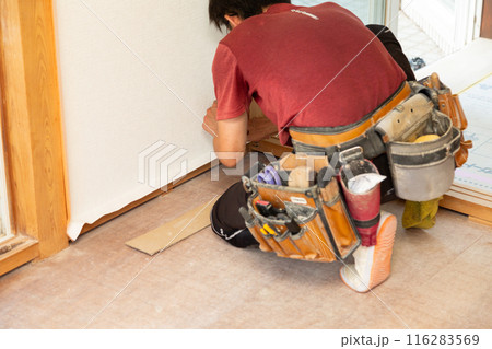 住宅のクロスを張り替える職人 116283569