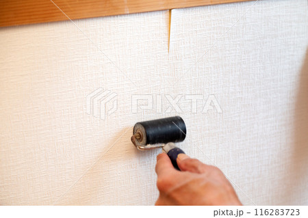 住宅のクロスを張り替える職人 116283723